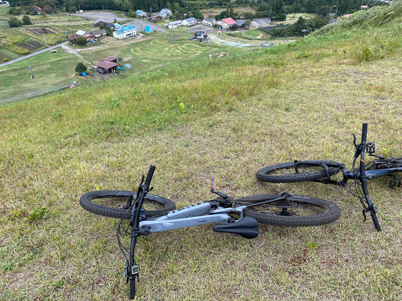 ふもとの建物を見ると、これだけ上ってきたんだと実感
