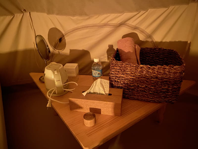 電気ケトル、ティッシュ、タオルなどアメニティも完備