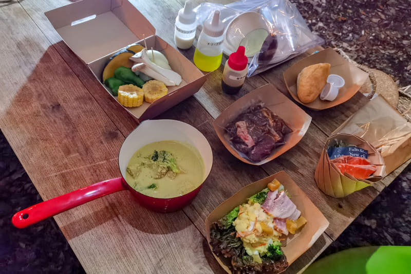 タイ風ココナッツカレーや神鍋高原で育った虹鱒のシーザーサラダなど、女子の好きそうなメニューが盛りだくさん