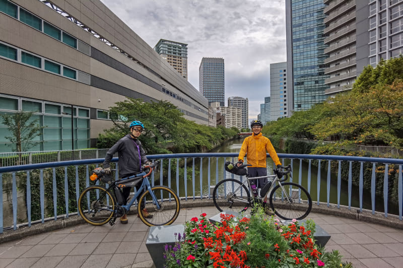 右側が佐藤さん。本格的なバイクパッキングも実践しながら、より手軽に楽しめるスタイルとしてランチパッキングを提唱しています
