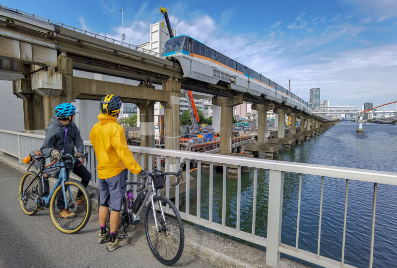 海が近付いてくると、モノレールにも遭遇。下から見上げるとなかなかの迫力