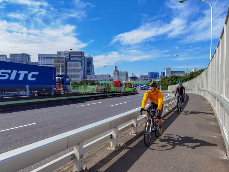 大きめの陸橋を渡るルートは上りもキツめですが、e-bikeなら余裕
