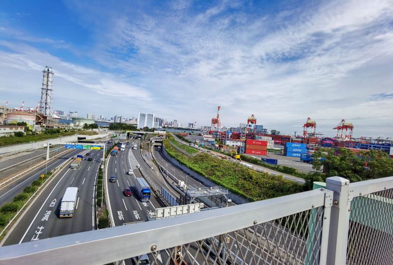 陸橋の上から高速道路を見下ろす。曇り予報だった天気も青空が広がってきて気持ちいい