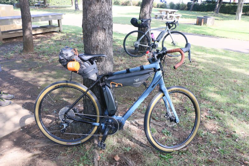 手前がミヤタ「ROADREX 6180」で奥がフカヤ「DAVOS E-601」。大きめのバッグを装備した姿が様になる