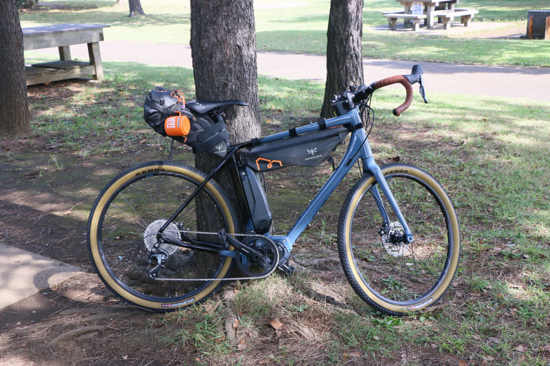 「ROADREX 6180」には大型サドルバッグとフレームバッグ、ステムバッグを装着