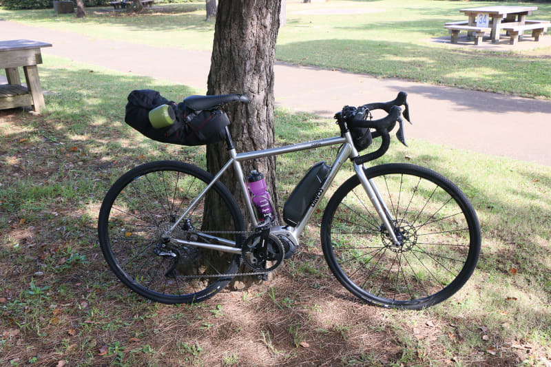 細身のフレームに大きなバッグが似合う「DAVOS E-601」。ブレーキレバーに指をかけたままボタンで変速とモードの切り替えができます