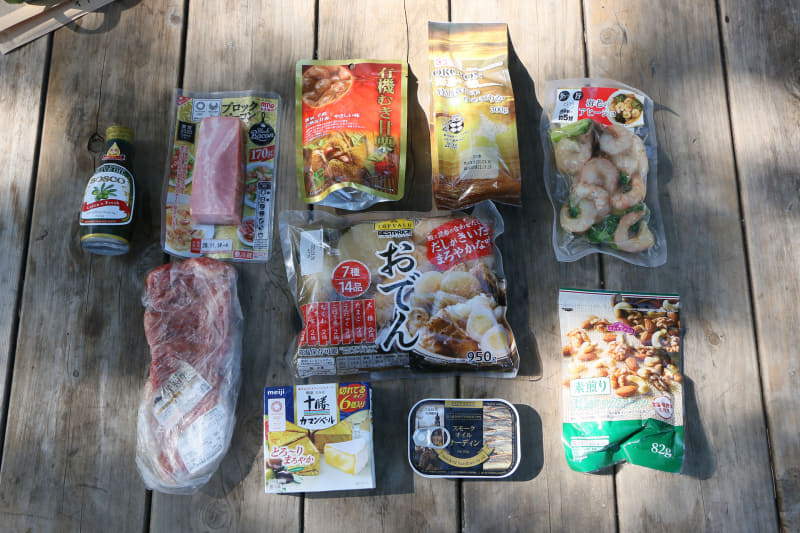 こちらが持参した食材。すべて途中のスーパーとコンビニで調達しました