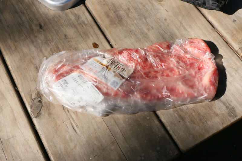 今回のメインディッシュ(?)になる和牛。プラスチックのトレーはかさばるので、買ってすぐビニール袋に収納したため見た目は変ですが……