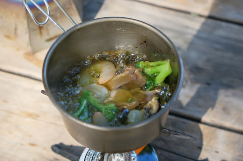 続いてはアヒージョ。スーパーで買ったパックをオリーブオイルで加熱するだけですが、これもかなり美味しい!!