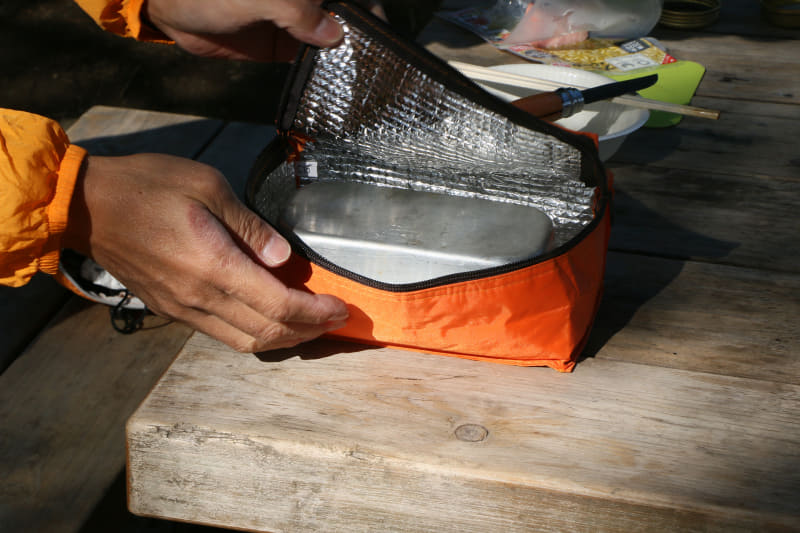 そうこうしている間にご飯が炊けたので、保温バッグに入れて引っくり返して蒸らします。この蒸らしがポイントなのだとか