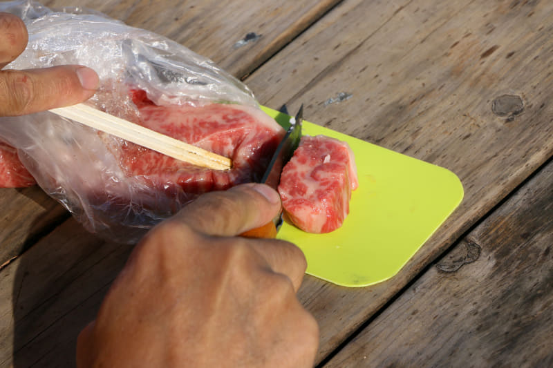 いよいよメインディッシュの和牛をカット