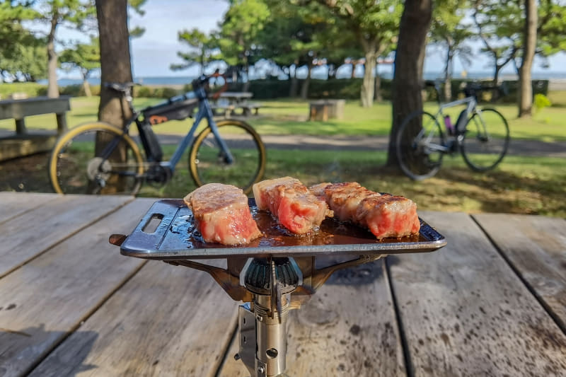 コンパクトな鉄板で焼くだけですが、明らかに美味しそう!!