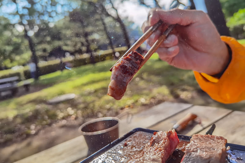 焼けたそばからいただいていくスタイル。塩コショウだけでもいけるし、醤油もよく合います