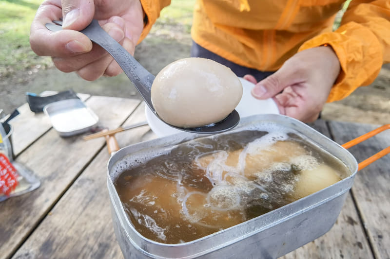 最後はおでん。スーパーで買ったパックを温めただけですが、ちょっと冷たくなってきた風の中で食べると最高です