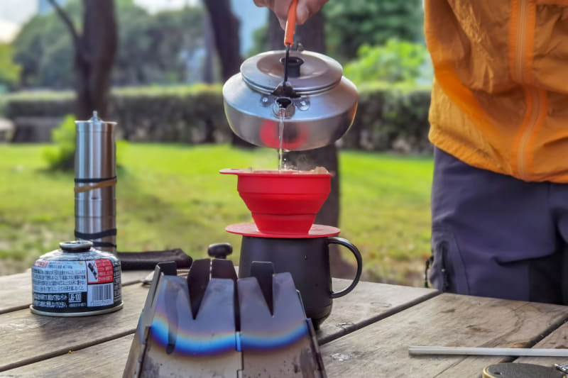 コンパクトなケトルでお湯を沸かし、1杯ずつゆっくり淹れていきます