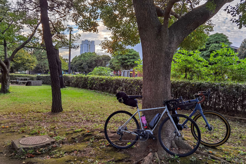 再びバッグを装着された2台のe-bike。帰り道が苦にならないのもアシストがあるe-bikeのいいところ
