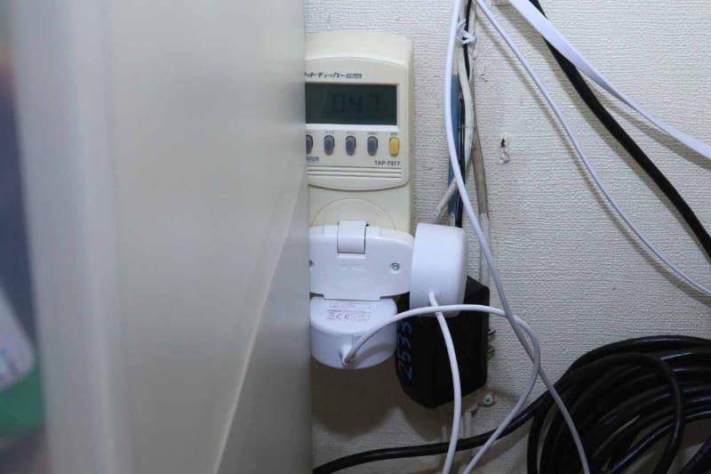 壁コンセントにワットメーターをつけると、数値を読むのにDOGEZAするので大変!