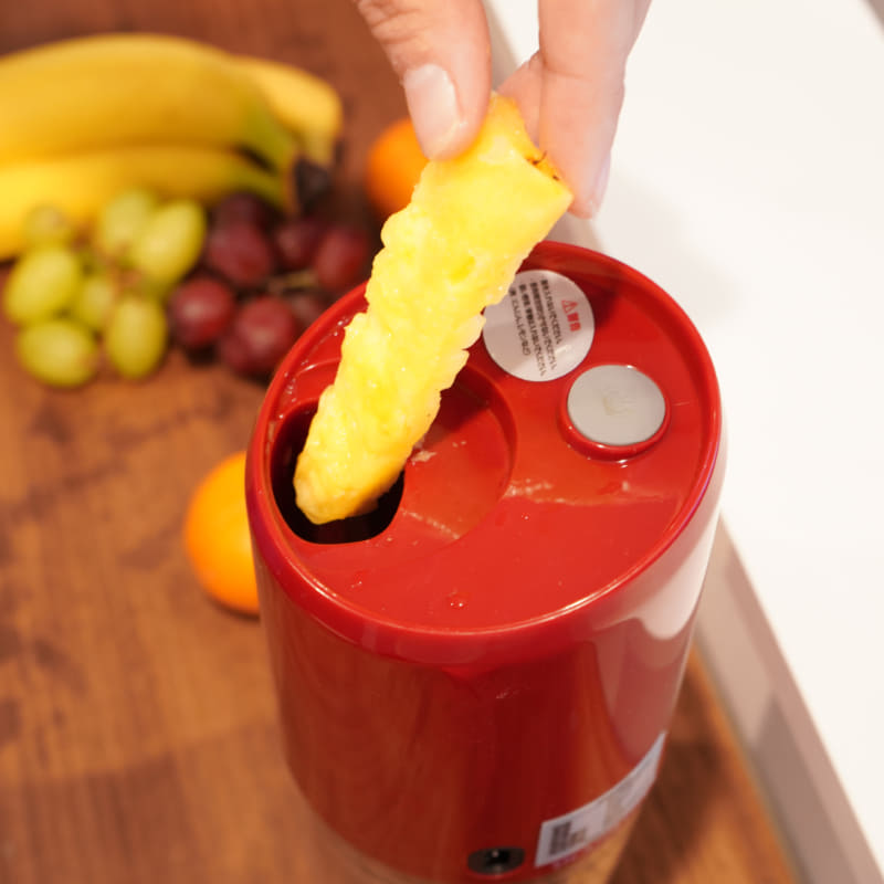 スティック状にした食材を本体上部から投入