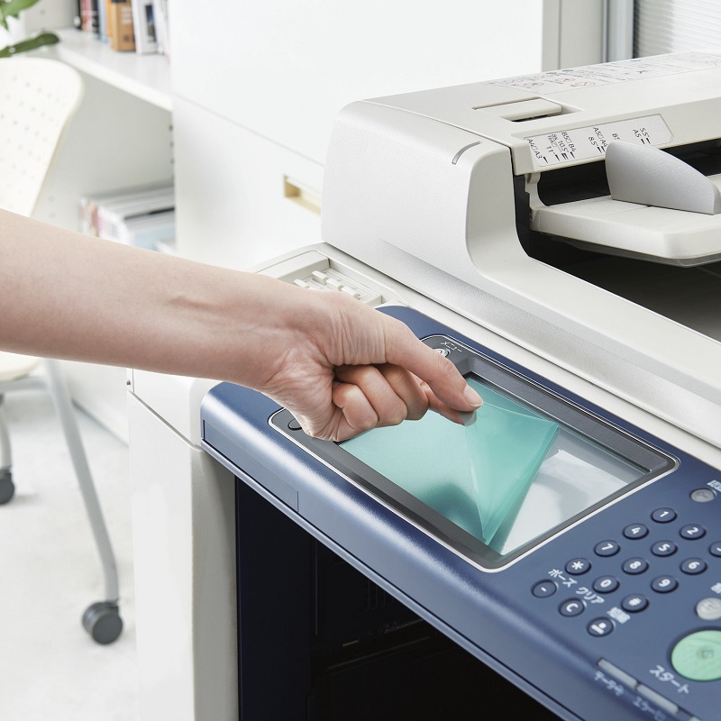 対象物に貼って剥離シートを剥がすだけ