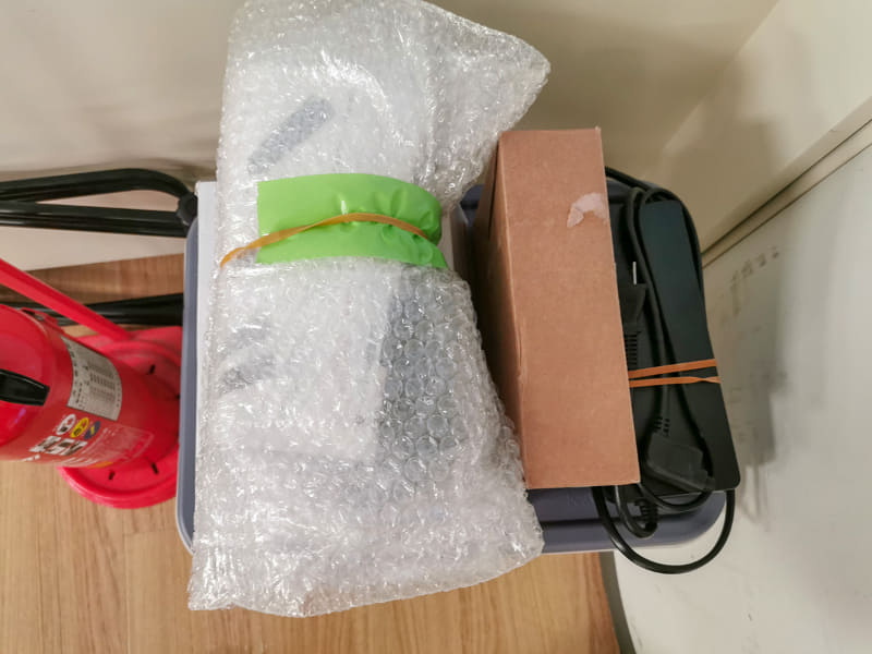 途中で充電したい誘惑にかられるかもしれないので、充電器は封も開けず会社に保管