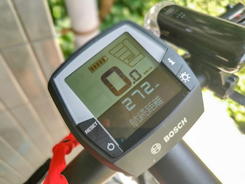 充電完了! ボッシュのドライブユニットの場合は、充電前までの走行記録に基づき、航続距離を計算。前回同様の走りとアシスト量ならば、今回はEcoモードで272km走れるぜ!(控えめに言ってるけどな)ということ。もうEco縛りはやらないけど