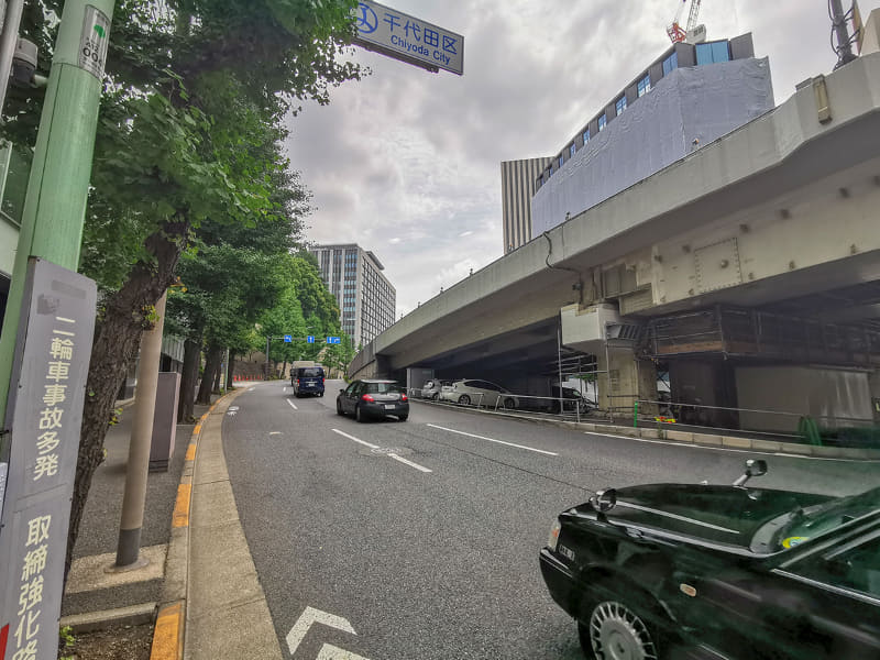 六本木通りの溜池山王から霞が関に向けてが最後の坂。Ecoモード＆軽いギアでくるくるペダルを回して上って行く。バッテリー容量が尽きそうでも、ドライブユニットが必死になってアシストしてくれる