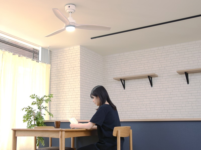 カラーはホワイトもラインナップ