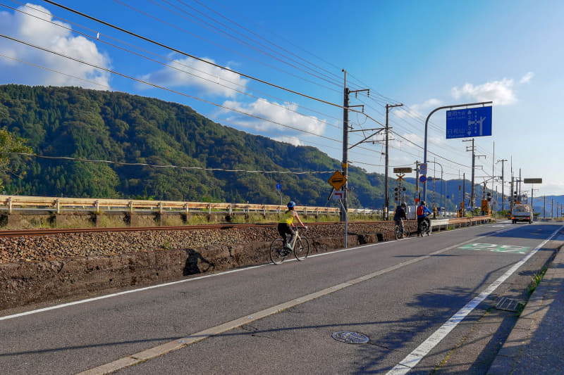 線路沿いのサイクリングもいい感じ