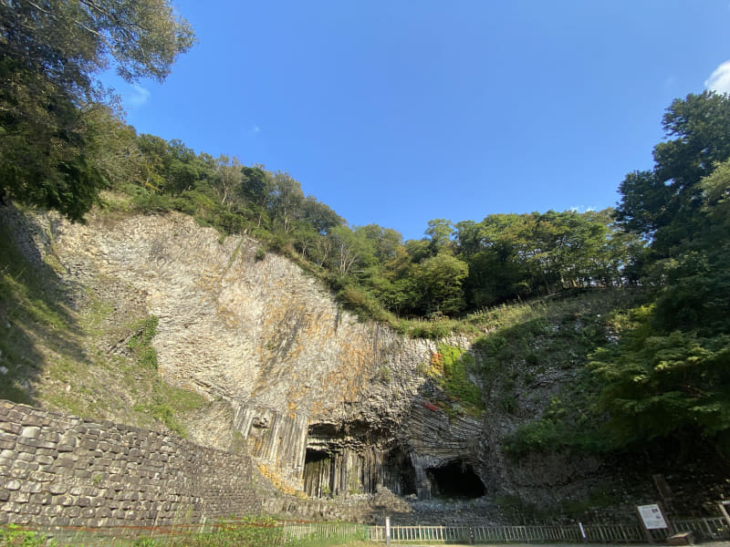玄武洞全体像。公園内では他の洞も見学できます