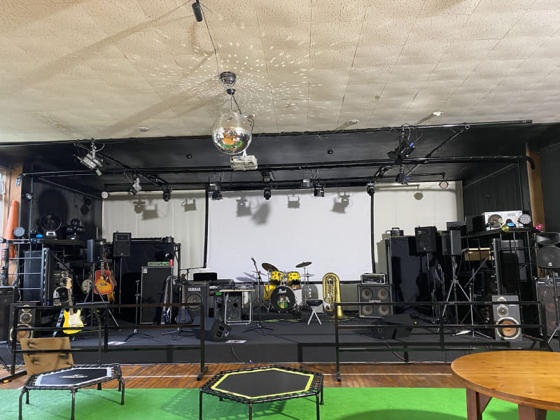 様々な楽器のあるステージ。トランポリンまであります