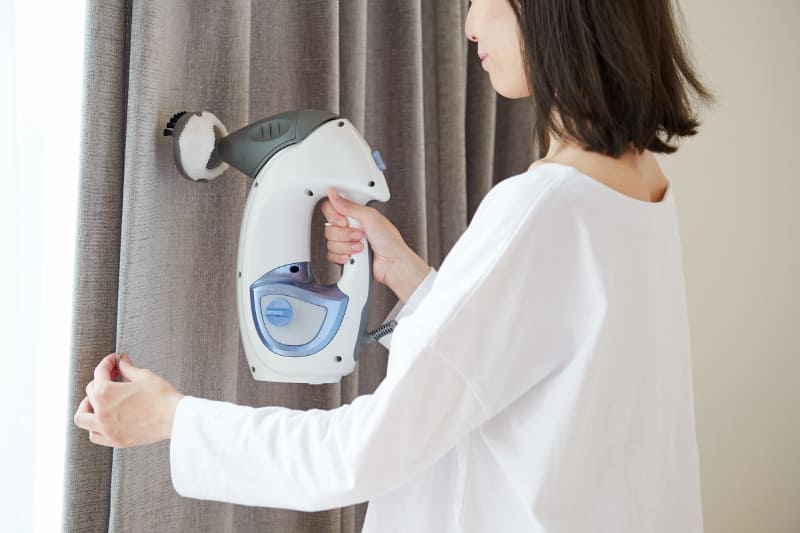 衣類用アタッチメントを取り付けると、カーテンやソファなどの布製品にも使用可能