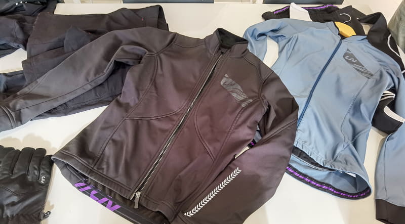 防風などの機能性に優れた冬用の自転車専用ウェアだが、ロードバイクでの発熱量が前提なので、気象や走行ペースなど条件に応じた準備が必要。参考商品/<a href="https://www.liv-cycling.jp/liv21/acc_datail.php?p_id=A0001504" class="n" target="_blank">LIV FLARA WINDPROOF THERMAL JACKET</a>(17,000円)