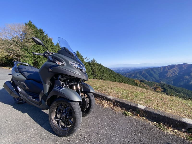 ヤマハLMWテクノロジーでは、フロント2輪にそれぞれ片持ちサスペンションがあり、左右タイヤが独立して上下に動きます。これにより、進行方向に沿った段差があって車体が傾かず安定して走行できます