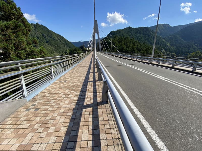 カッコイイ奥多摩大橋。JR青梅線・川井駅(かわいえき)近くにある現代的な橋です