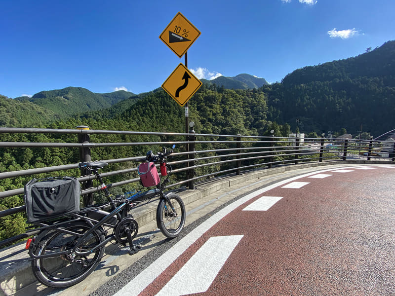 奥多摩大橋から約4km進むと、筆者が好きなポイントに到着。将門神社下の高台です。青梅駅から約16kmの地点で、ここまでの獲得標高は160mくらい。e-bikeならラクラク来られる距離と標高です