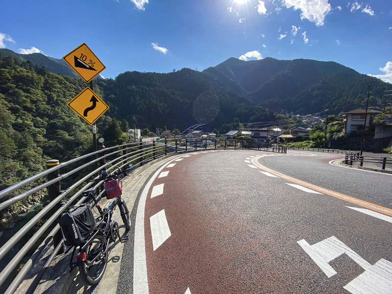 この10％の坂を下ると爽快なんですが、下って奥多摩湖方面を目指すと長いトンネルばかり。なので、このまま青梅街道を上っていきます