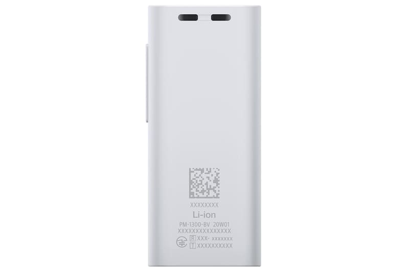 背面。ストラップホールも備える