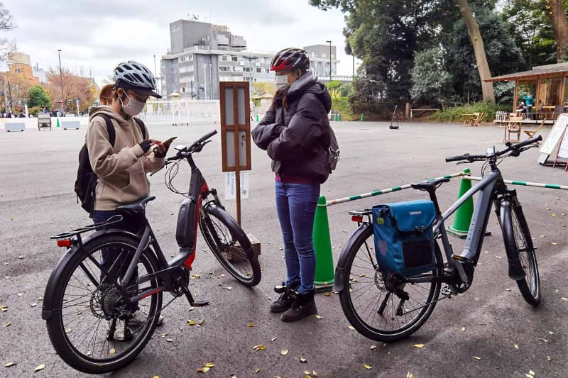 「ハンバーガーかピザかラーメンか……」「全部行っちゃう?」食いしんぼう2人の会話です