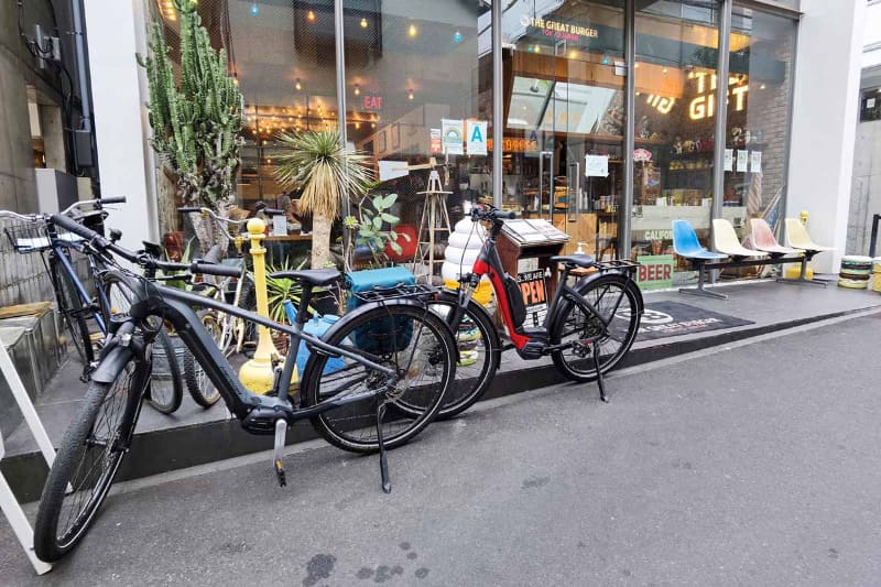 自転車はお店の前に置かせてもらいました。アメリカンな店内がかわいい!