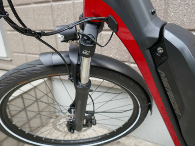 サスペンションが地面からの衝撃を吸収してくれます