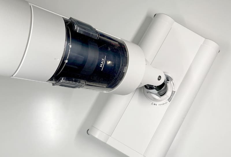 ヘッドの手前部分にモーターやバッテリー、ダストカップがある低重心掃除機です