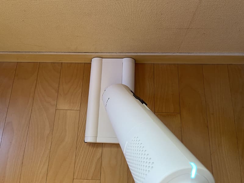 壁際掃除はヘッドを壁にピタリと付け、そのまま壁沿いを動かすだけ。壁にはローラー部分しか当たりません。もちろん縦向きでも横向きでもOK