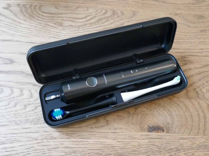 本体とブラシ2本を収納できるケース