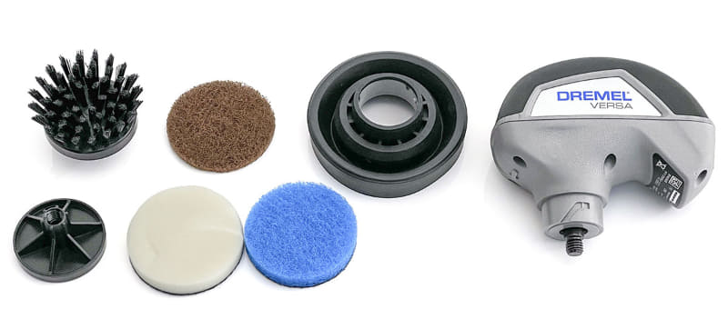 コードレスお掃除回転ブラシには対象の汚れを落とすためのアクセサリーとして「スポンジパッド/ソフト磨きパッド/ハード磨きパッド/硬質ブラシ」の4つが付属。他、アクセサリー取り付け用アダプターや洗剤飛び散り防止用のスプラッシュガード、充電用USB-ACアダプターおよびUSBケーブルが付属しています