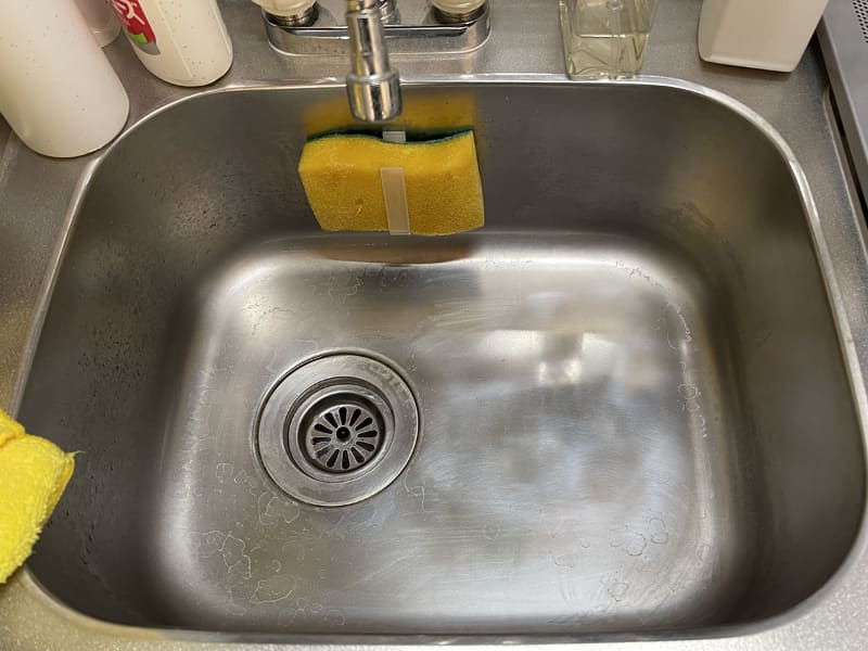 結果、1～2分で水垢がザックリ落ちてピカピカに!!! 5分くらいあればシンク全体の水垢を落とせると思います。凄くないですかこの水垢の消え去り方