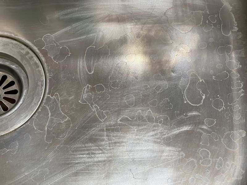 ちなみに写真をよく見ると、白っぽい引っかき傷みたいなのがいくつもあります。コレは耐水ペーパー(水ヤスリ)で水垢を落とそうとして付けてしまった傷です