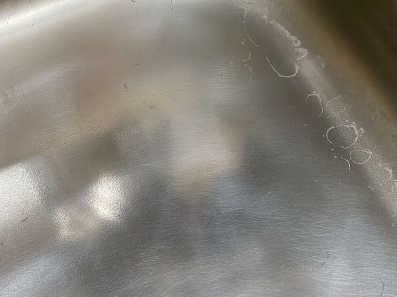 このくらいピカピカになると、シンクの水はけが非常によくなり、まるでワックスがけした車のボンネットのように、水がツツーッと流れます。水滴も残らないほどシンク表面がツルツル♪
