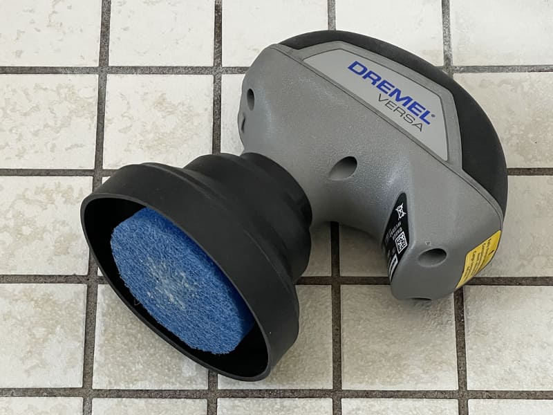 そこで、DREMEL VERSAにソフト磨きパッドを装着し、磨き粉ハイホーム使って掃除していきます