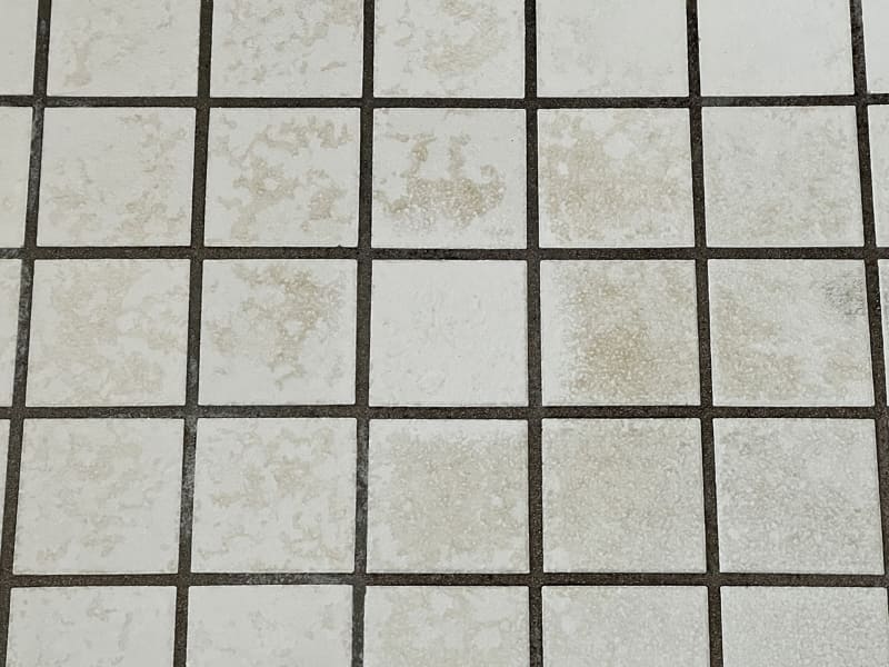 差がわかりやすいように、タイル1枚分だけ掃除してみました。汚れがバッチリ落ちている!!! しかも20～30秒でコレ。凄いぞDREMEL VERSA(とハイホーム)!!!