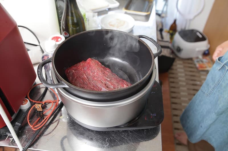 今回は国産牛の肩ロースを用意。まずは塩コショウしたあと、表面を焼いていく。